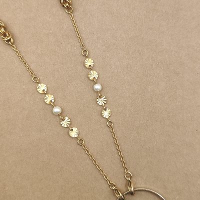 Anneau porte lunettes Petite grappe de perles de verre blanche nacrée - présentation sur chaîne