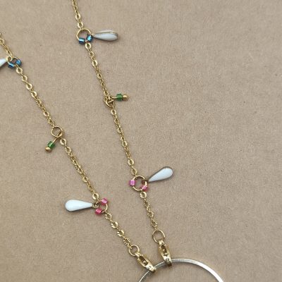 Anneau porte lunettes Goutte émaillée et perle de rocaille verte dans cercle- présentation sur chaîne