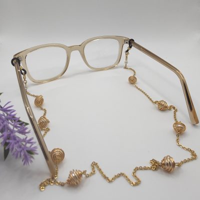 Chaîne à lunettes - Perles de verre blanche nacrée dans cages à perles - présentée sur lunettes